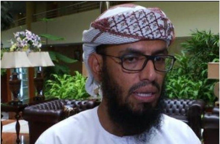 صورة تجمع بين انتحاري عدن ومسؤول أمني مقرب من الإمارات
