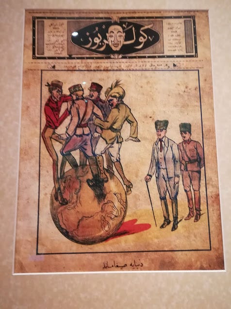 Kurtuluş Müzesinde sergilenmekte olan eski bir karikatür: İtilaf Devletleri dünyayı bölüşüyor ve kavga ediyor.