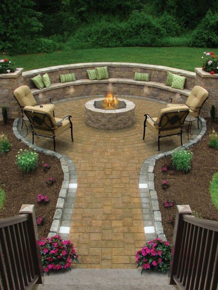 gartengestaltung-mit-feuerstelle-und-und-dekokissen