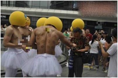 男色时代：半裸男模街头营销被大爷骂走