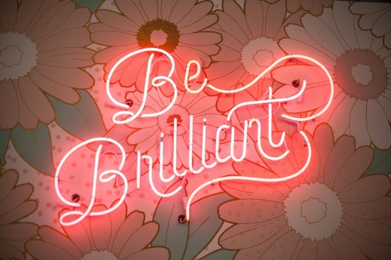 Texto luminoso escrito “Be Brilliant” — Seja brilhante, em inglês.