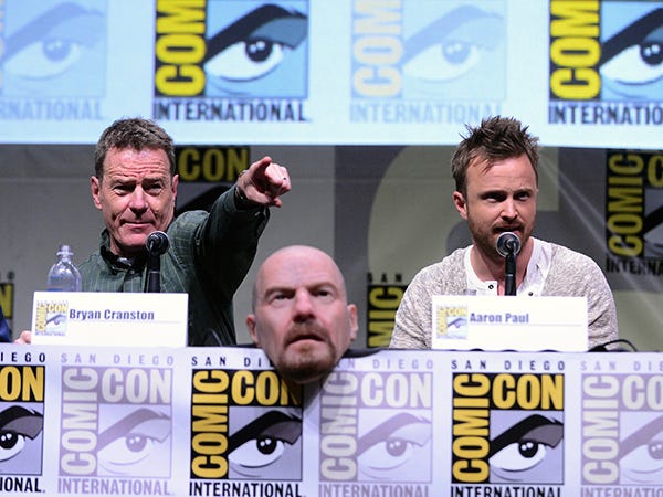 Bryan Cranston se disfrazó de Heisenberg (con máscara y todo) y pasó completamente desapercibido en la Comic-Con 2013 © 2013 SDCC