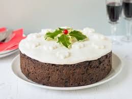 A naturally themed classic cake for festive season