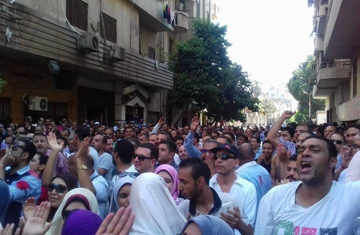 موظفون يهتفون ضد السيسي: حكومة عرص.. ثورة نصر (فيديو)