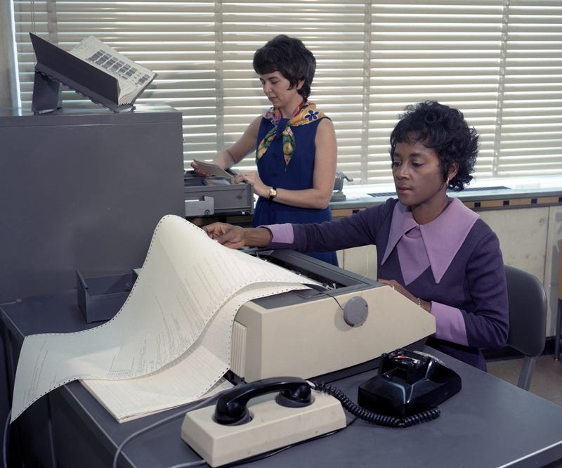 Photo of Annie Easley in her mathematical work in the year 1972.