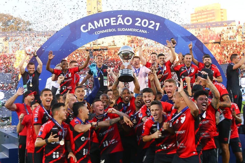 Thiago Heleno, do Athletico Paranaense, erguendo a taça da Sul-Americana.