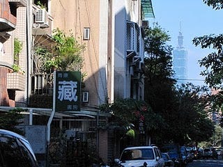 青康藏書房的背後，台北一○一大樓若隱若現。陳中勳／攝影