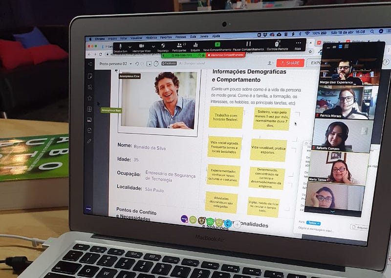 Notebook em uma mesa durante uma vídeo conferência com uma tela compartilha no exercício de criação de uma proto-persona.