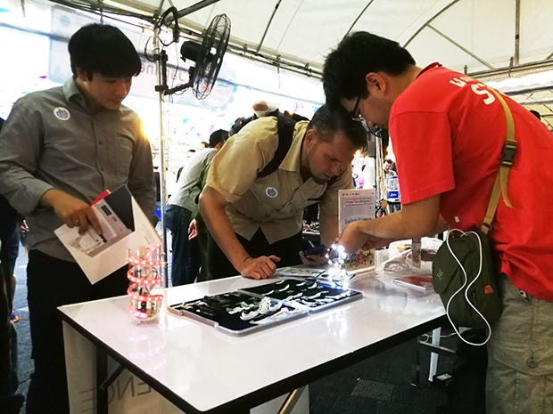 Maker Faire Bangkok 2018でのスイッチサイエンスブース。日本から持って行った「MIERUNDES」{.markup–anchor .markup–figure-anchor}という委託販売品が注目された。まわりの日本人出展者も大人気。