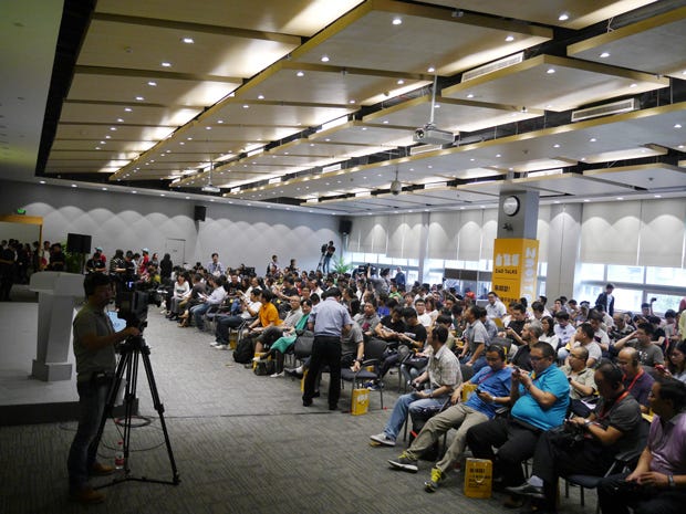 トーク会場も常に満員。マイクロソフト、Indiegogoなどの大企業だけでなく、日本からTryBots{.markup–anchor .markup–figure-anchor}の近藤那央さんなど世界のMakerもトークを行った。