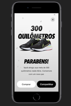Print da tela de um celular, onde mostra a tela do aplicativo da Nike, parabenizando a pessoa por ter completado 300 km de corrida com o tênis.