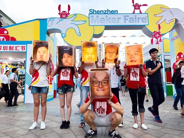 デイリーポータルZのBigFaceは大人気で、終了後に運営チームがこんな記念写真を撮っていた。(提供:Anby
Wen)