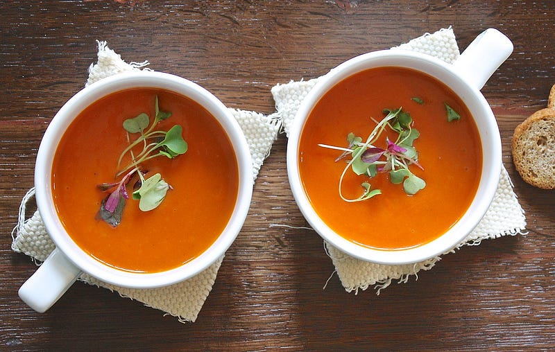 Deux bols de soupe à la tomate
