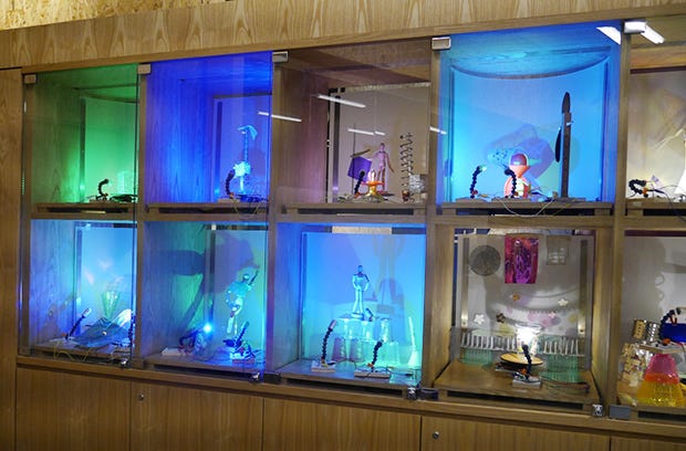 作品例として並んでいるものも、針金や使い捨てプラコップなどで作られたランプや人形など、素朴なものが多い。