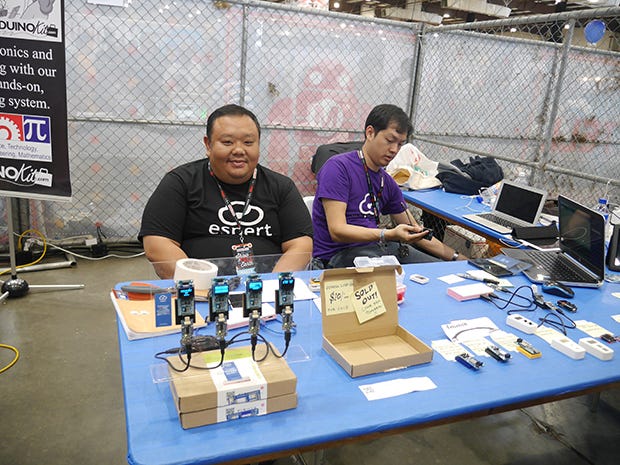 Fabcrossでも紹介{.markup–anchor .markup–figure-anchor}したESPertのWilliam Hooiも出展。ほかにもArduino互換ボードは数十社集まって一つの島を構成していた。