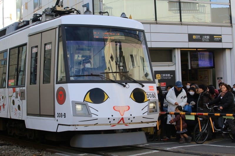 An adorable Tokyu Setagaya Line train that looks like one of Gotoku-ji’s maneki nekos