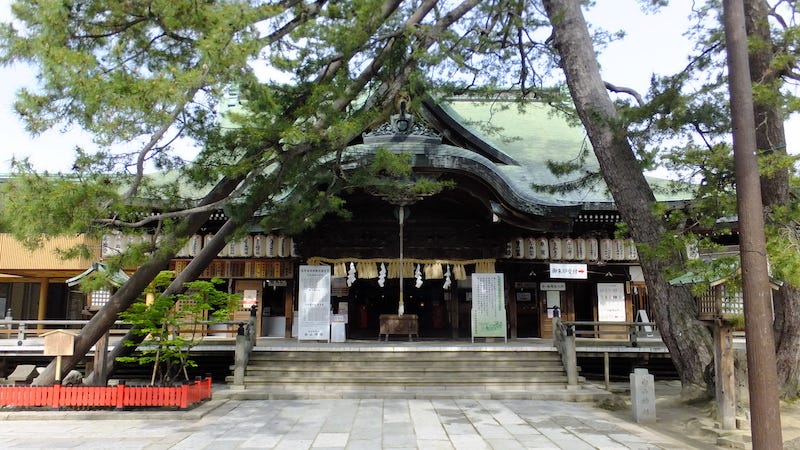 The lovely main hall of Niigata Hakusan Shrine in Niigata City