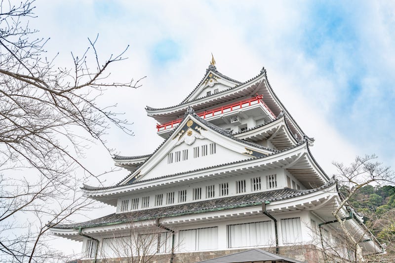 In addition to onsen and the MOA Museum, this fortress is iconic for the area
