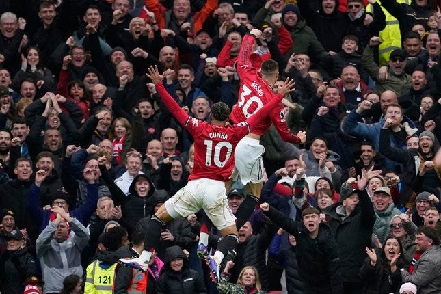 Selebrasi Matheus Cunha dan Benjamin Sesko di laga Manchester United vs Aston Villa, Minggu (15/03/2026). © AP Photo/Dave Thompson