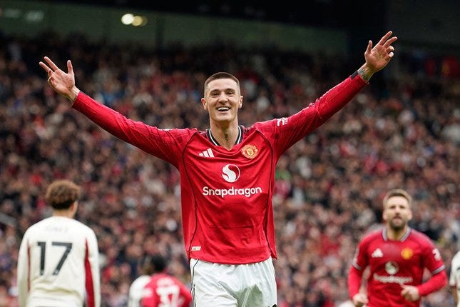 Benjamin Sesko merayakan gol kedua Manchester United saat menghadapi Liverpool dalam laga Premier League di, Minggu (3/5/2026) © (AP Photo/Dave Thompson)