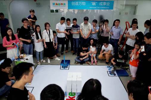 社内ハッカソンの決勝。中央の箱をどれだけ自分の陣地に集めたかで勝敗が決まるロボコン的なもの。