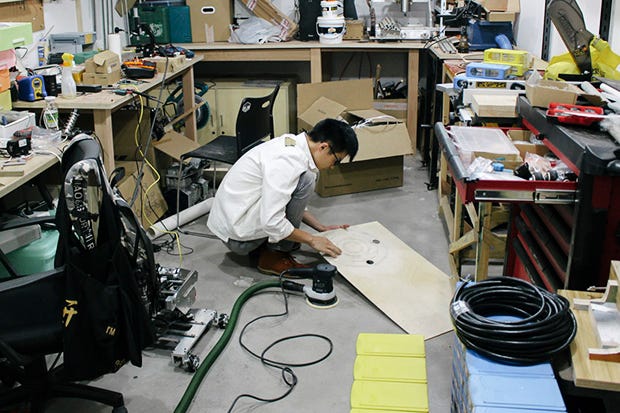 30歳のSun
Haoqinは、最近メイカースペースでワイヤレス充電器を作っている。(写真提供Xue
Yujie/Sixth
Tone,2017年7月16日撮影)