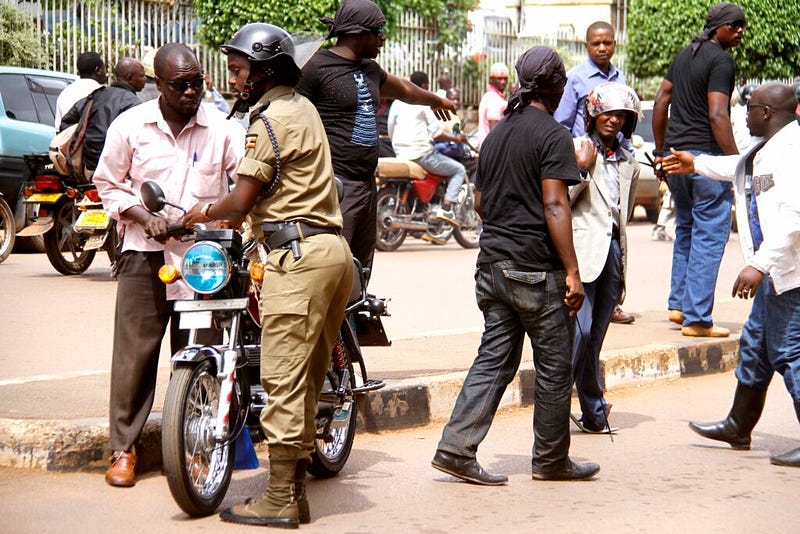 Negotiating with the police. (Flash Uganda Media / Abu Lubowa)
