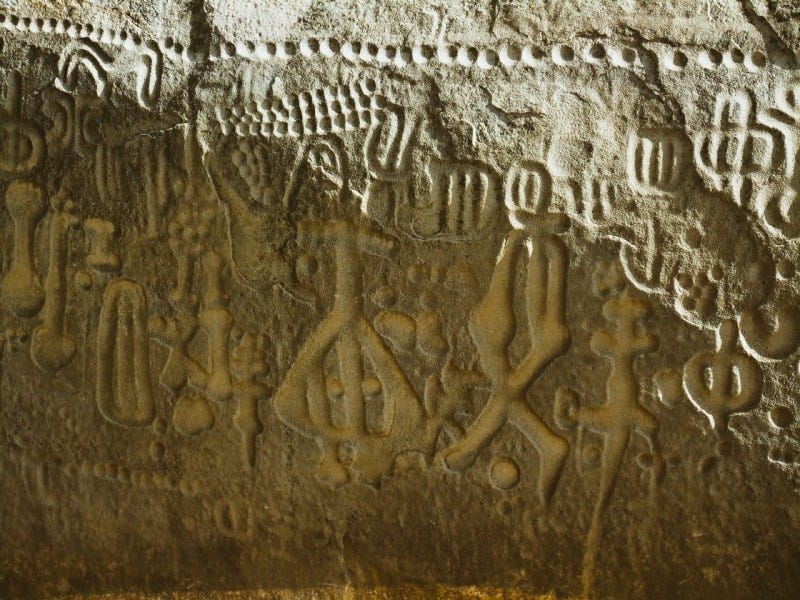 Foto em detalhe dos grafismos rupestres da Pedra do Ingá. A Pedra do Ingá é um Sítio Arqueológico de Gravuras.