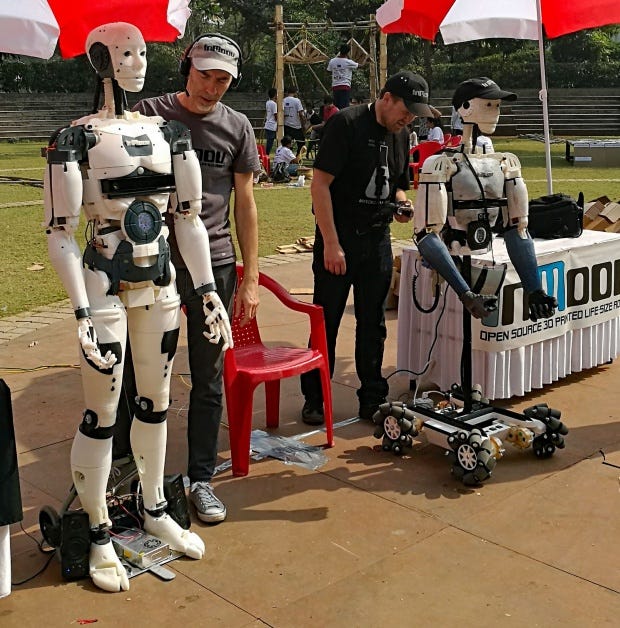 こちらはフランスから来た出展者のロボット。ここにあるとデザインの違いが際立つ。