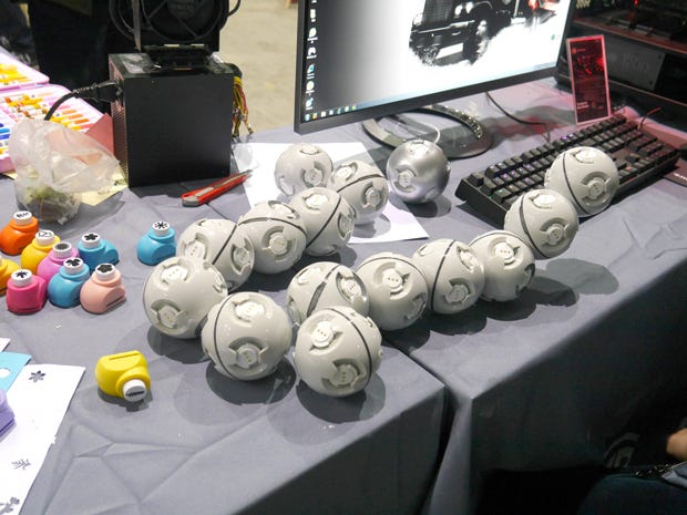 HAXのプログラムにも参加している、一つ一つのボールが組み合わさってロボットを形作るセルロボット。まだボールごとに役割が違うが、将来的には映画「ベイマックス」に出てきたもののように、全パーツが一様になって何でも作れる姿を想起させる。
