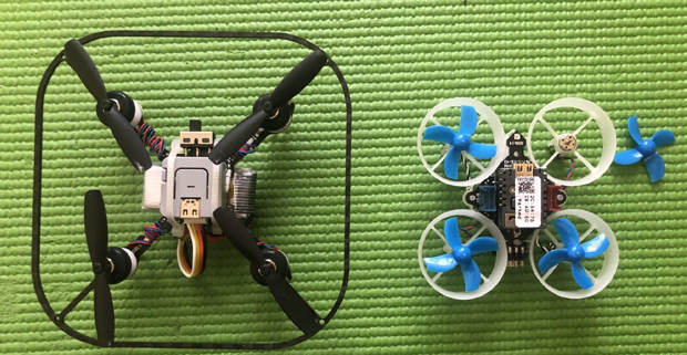 Atom Flyにガードを付けるなどさまざまな改善を行った(左)が、市販のトイドローン筐体に合わせてPCB基板を開発する(右)ことで耐久性、飛行安定性が大幅に改善(伊藤教授のスライド{.markup–anchor .markup–figure-anchor}より)。