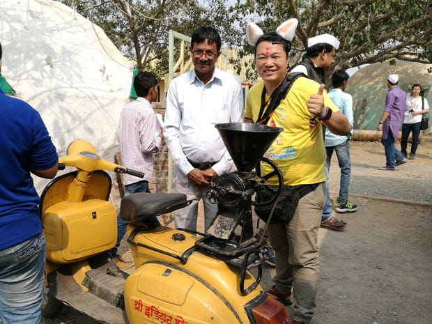 バイクの後輪が外され、豆などを粉にするミルが据え付けられている。写真左の発明家Jahangir
painter氏のつくったもの。