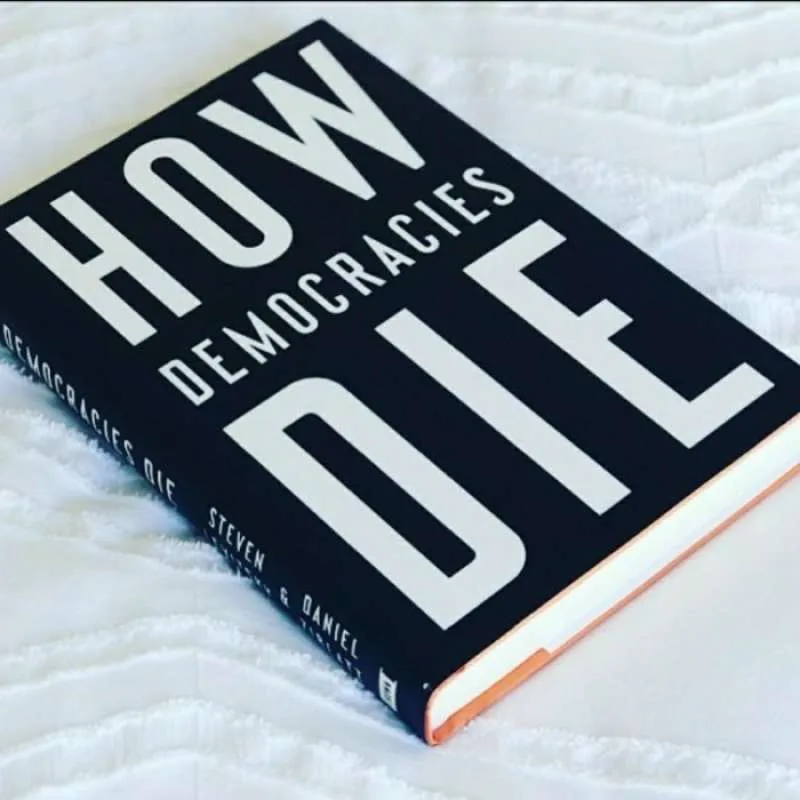 Gambar buku ‘How Democracies Die’ menggambarkan pentingnya memahami tantangan yang dihadapi oleh demokrasi saat ini. Tulisan ini mengulas bagaimana demokrasi bisa terancam dan peran kritis penulis dalam menjaga kehormatan sistem demokratis.