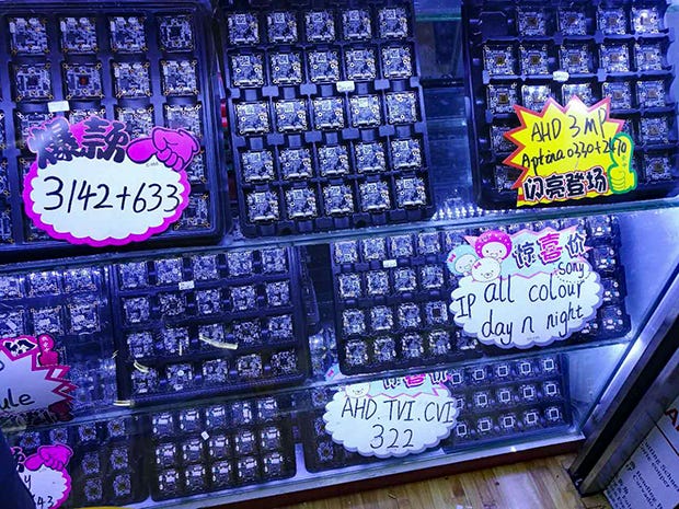 深センの電気街「華強北」に並ぶカメラモジュールの公板。IPカメラの完成品、中のパーツ、コントロールモジュールなどが同じビルで売られている。