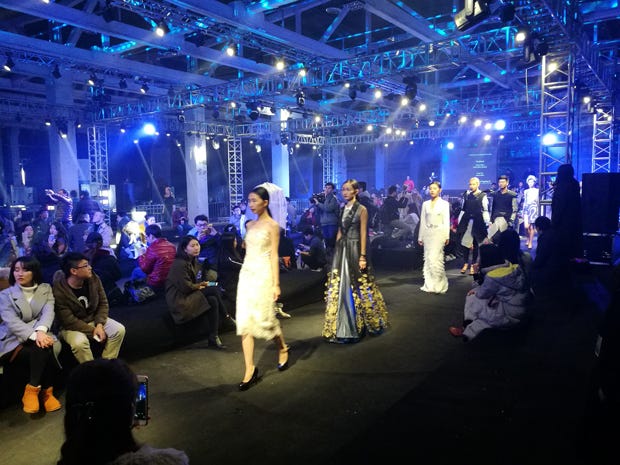 ステージで行われる予定のMakeFashion。カナダのカルガリーから参加。(写真はMaker
Faire
成都 2016)
