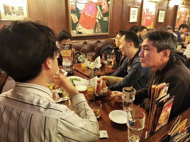 土曜日の講義後は、高田馬場のHubに移動して懇親会。予約不要、集合も解散も自由な飲み会が好きです。