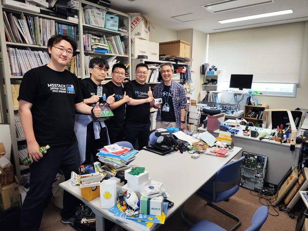 金沢にて、秋田純一教授(右端)の研究室を訪れたM5Stackチーム。秋田教授はM5Stackシリーズの製品アイデアをジミーに持ち込み、深圳滞在中に製品化した{.markup–anchor .markup–figure-anchor}。