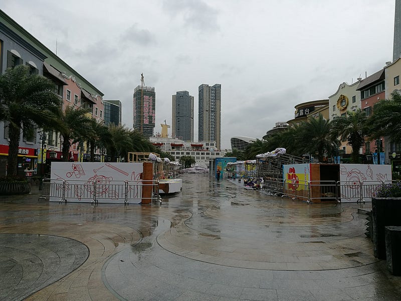 Venue just before typhoon. It was necessary to disassemble all of the
huge tent and gates at the entrance, which we assembled with great
effort
all day.