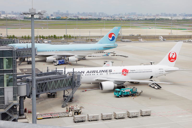 JAL airplanes at Tokyo International Airport get ready to depart for Shimane Prefecture