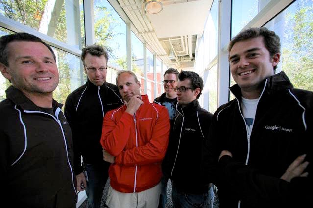 Alden DeSoto (quản lý GA tech writer), Jeff Veen, Brett, Greg Veen, Ryan Carver, và Jeff Gillis (GA marketing) trong chiếc áo khoác Google Analytics mới (2006), ăn mừng buổi re-launch. Vài năm kế tiếp, Veens và Ryan khởi động TypeKit, sau đó được Adobe mua lại.