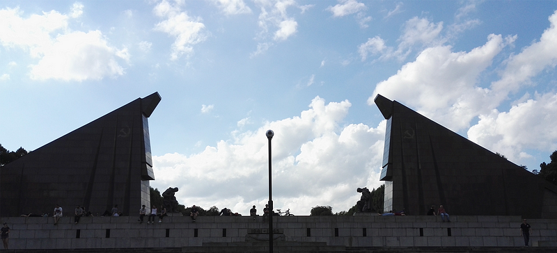 Inspelningsplats: Sovjetiska monumentet i Treptow park.