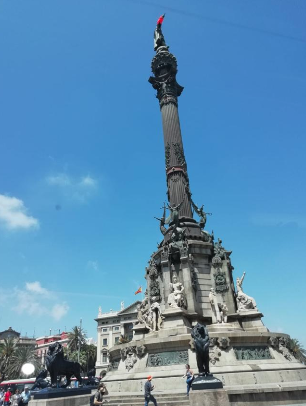 Statua di Colombo con giubbotto Open Arms, Barcellona 4 luglio 2018