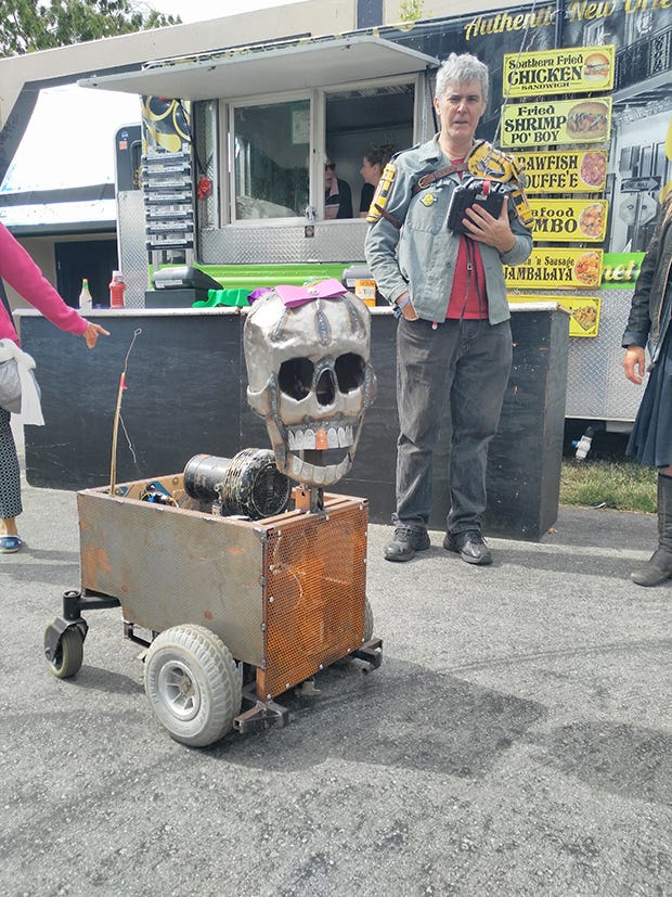 金属製のスカルと筐体にピンクのリボン。アメリカのMaker
Faireでしか見られないこのロボットは、ブースを持たず場内を走り回っていた。