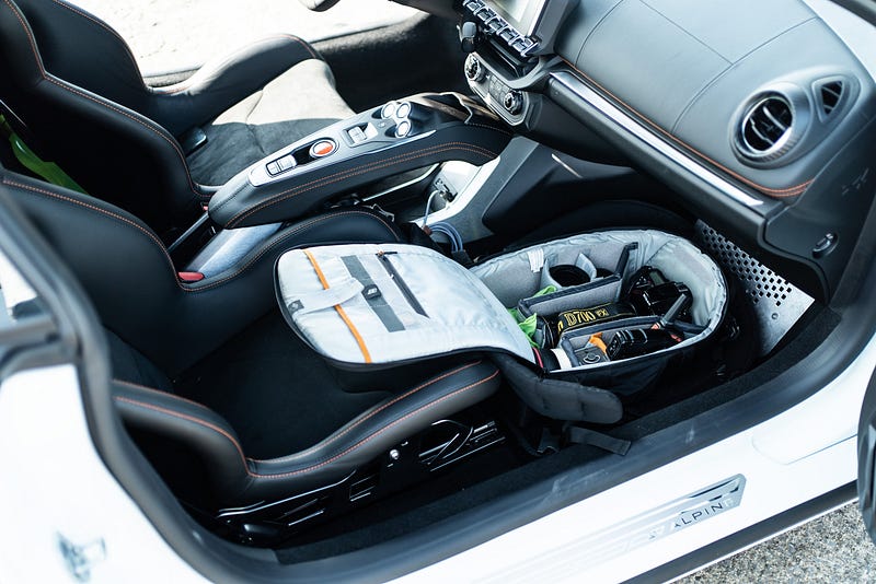 Alpine A110 valise au pied du siege