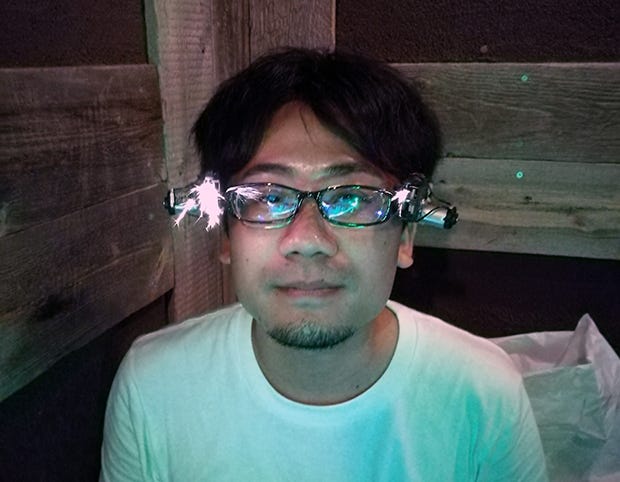 目から火花が飛び散るメガネ。