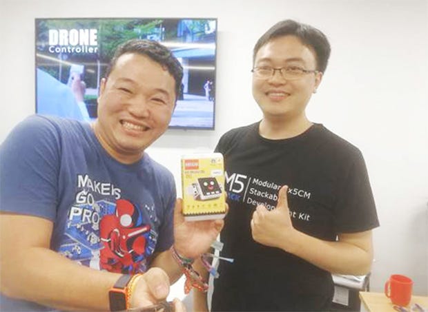 深センのハードウェアスタートアップ、M5Stackを訪問したときの様子。5月14日に日本で最初のユーザミーティング{.markup–anchor .markup–figure-anchor}が開かれることを聞いて、CEOのJimmy(写真右)がビデオメッセージを送ってくれた。その後も日本のユーザグループに新製品情報を自らpostしてくれている。