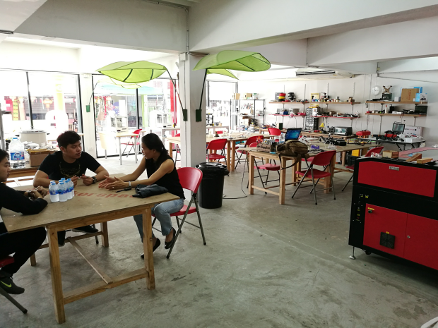 チェンマイにあるMakerspace
Thailandのハードウェア向けスペース。写真の3倍ぐらいのスペースに、ボール盤や展示スペースなども含む巨大なハードウェア工房がある。