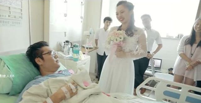 Perempuan melamar kekasihnya yang terbaring di rumah sakit