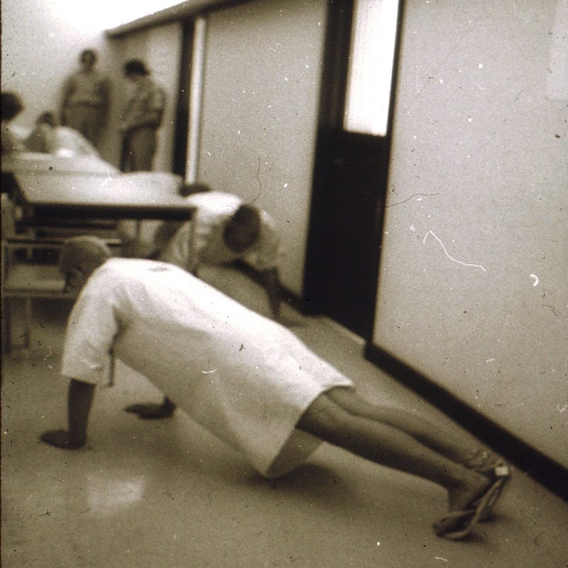 SPE 中扮演的囚犯被強迫伏地挺身（來源：維基百科）