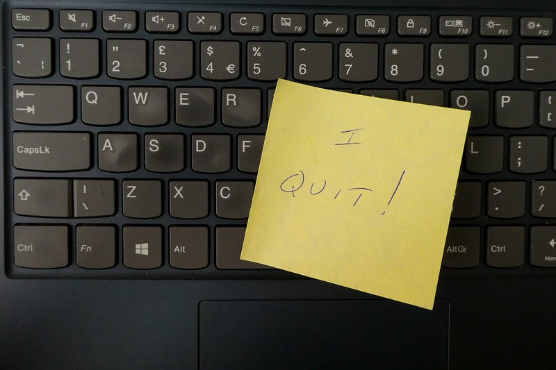Keyboard with post-it reading “I quit!”